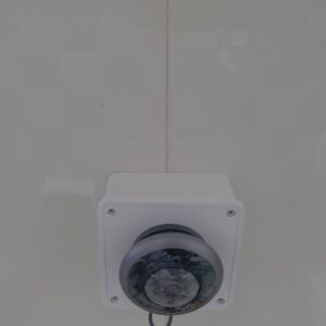 Camera EZVIZ E4p gắn trên hộp đế ở trần nhà, ảnh thực tế do chủ website cung cấp